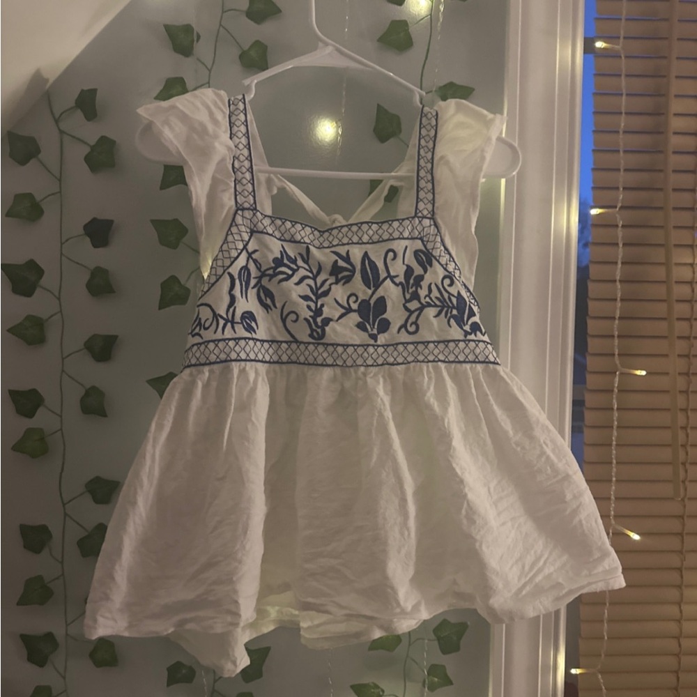 Floral embroidery ruffle trim blouse!! Gently worn. Like new condition!